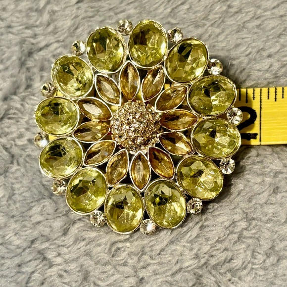 Vintage unsigned beautiful light Green flower Brooch with Rhinestones - Picture 14 of 17